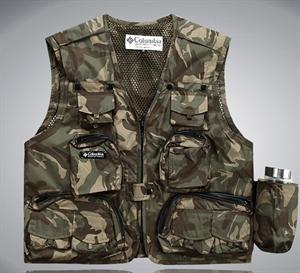 camo colour out door vest の画像
